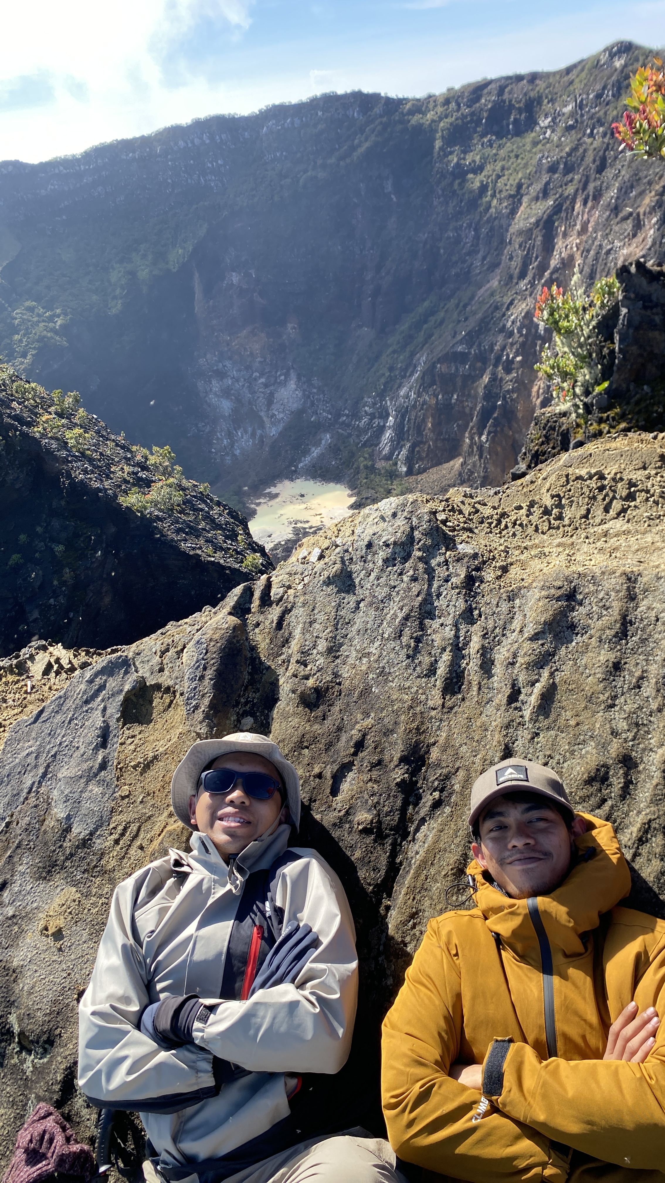 Kawah Ciremai terlihat dari puncak